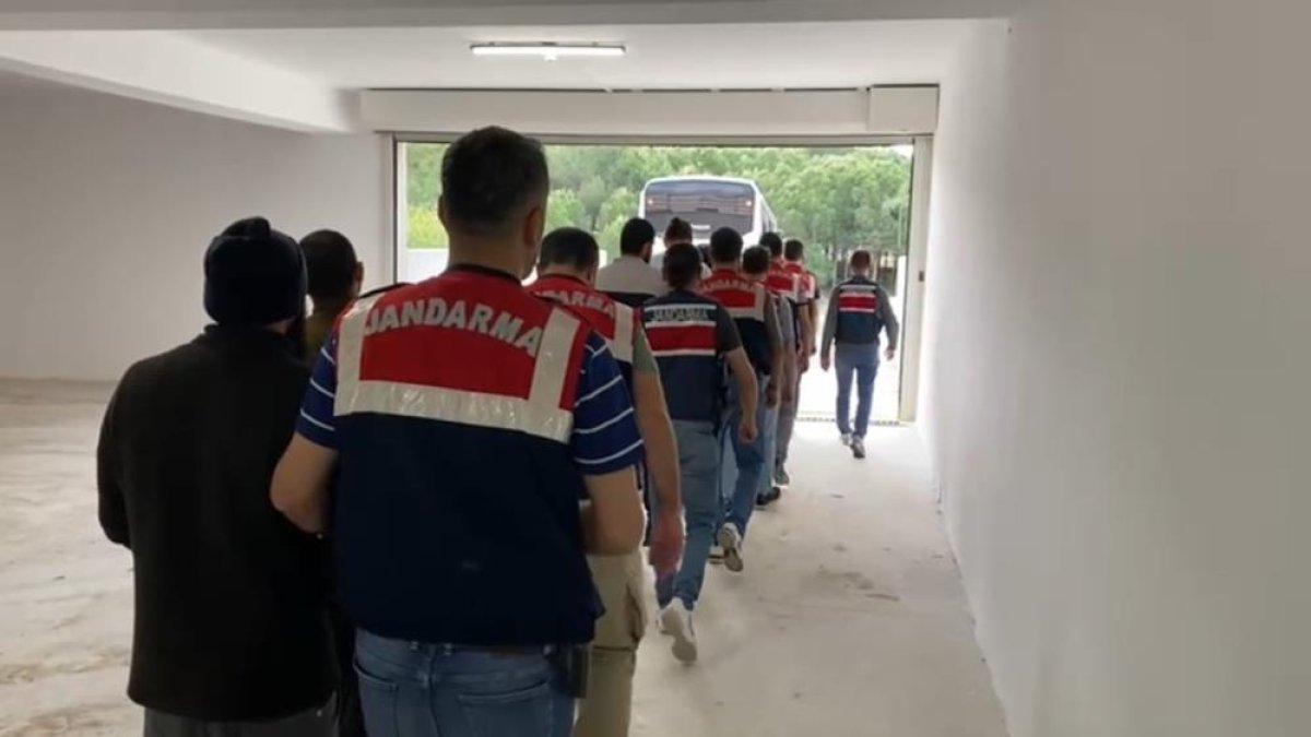 İzmir’de DEAŞ operasyonunda 8 kişi tutuklandı