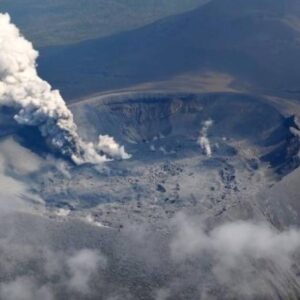 yanardagda patlama 3 kilometrelik kul bulutu yukseldi MAwZulmg