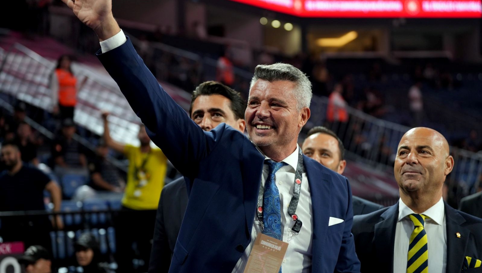 ben degil ali bey kupayi kaldirsin demisti sadettin saran finalde takimini yalniz birakmadi FFEqZRjH