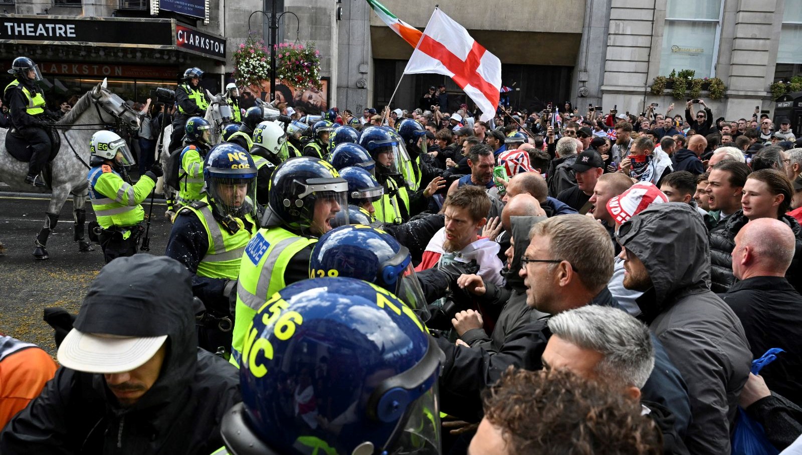 ingilterede asiri sagcilar sokaklara dokuldu 25 kisi gozaltinda xgTrz8n1