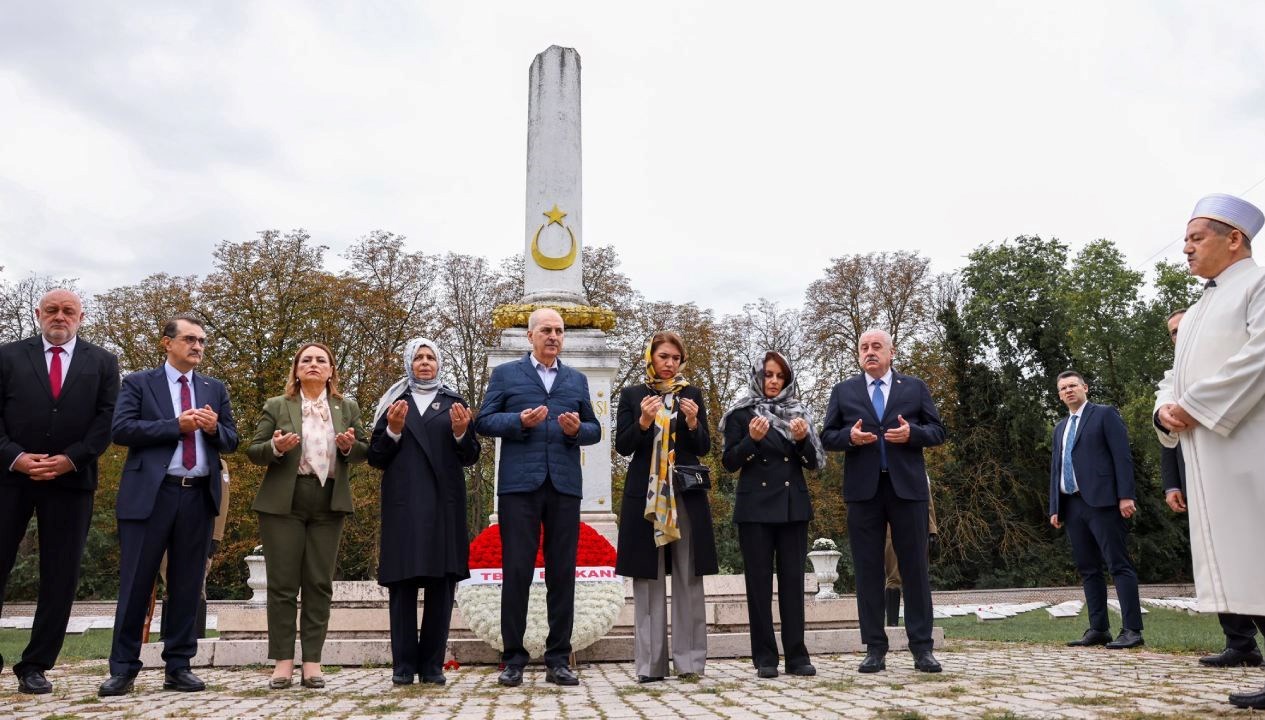 numan kurtulmus budapestede galicya turk sehitligini ziyaret etti C69HjQIW