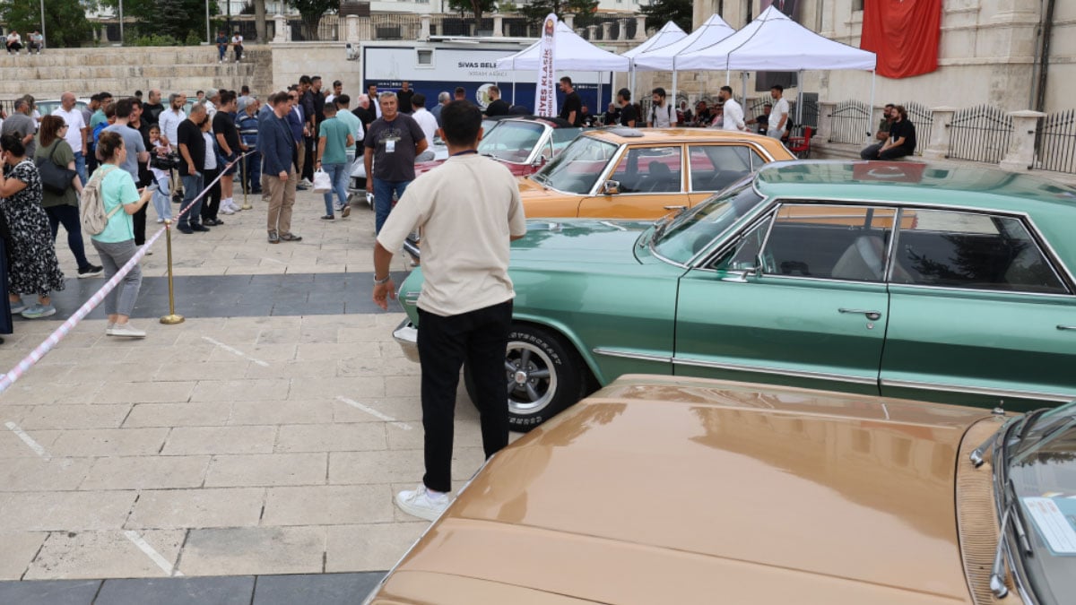 yillara meydan okuyan klasik otomobiller gorucuye cikti dlx4VYXm