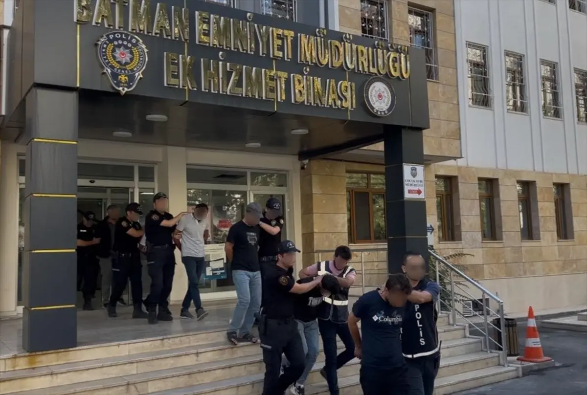 batmanda silahli kavga 1 polisle birlikte 8 yarali 4 kisi tutuklandi 7RGzYn6G.jpg