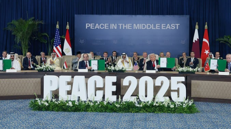 ertugrul ozkok her 10 turkten 7sinin gonlu neden imza atan 3 kiside degil de arka sirada oturanlarda LIimYuA3.jpg