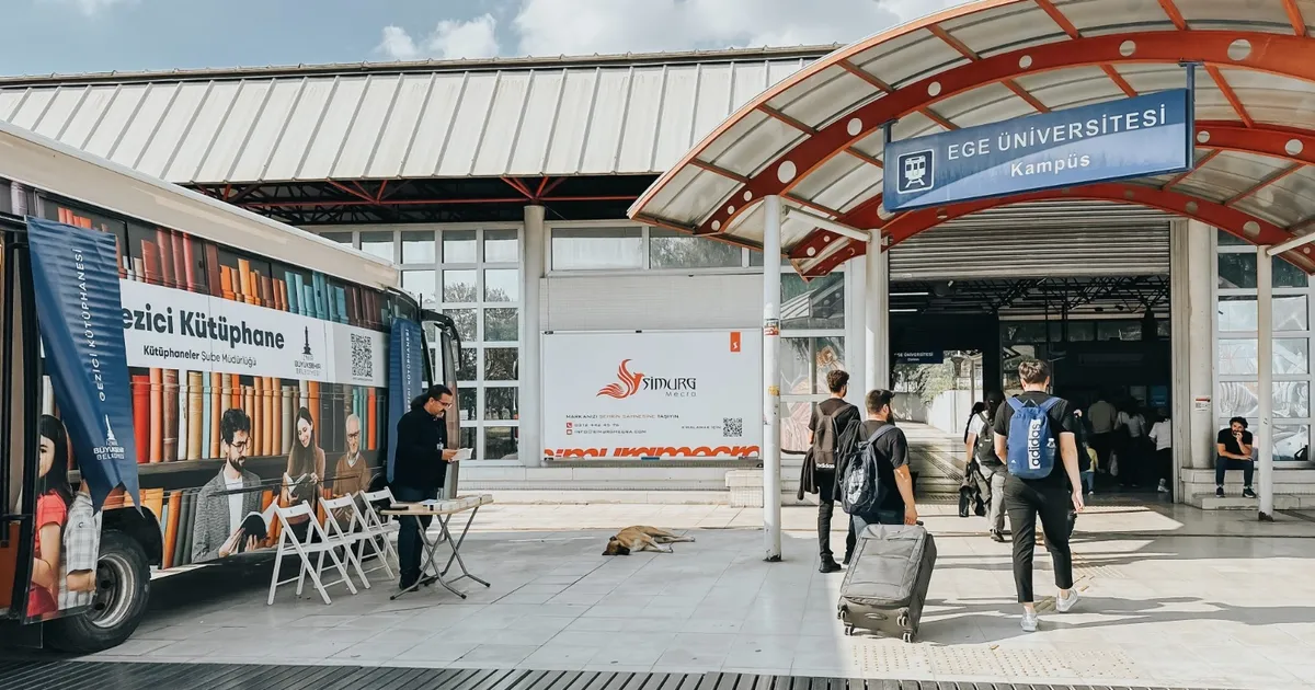 izmirde gezici kutuphane ege universitesi metro duraginda tezNBK66.webp