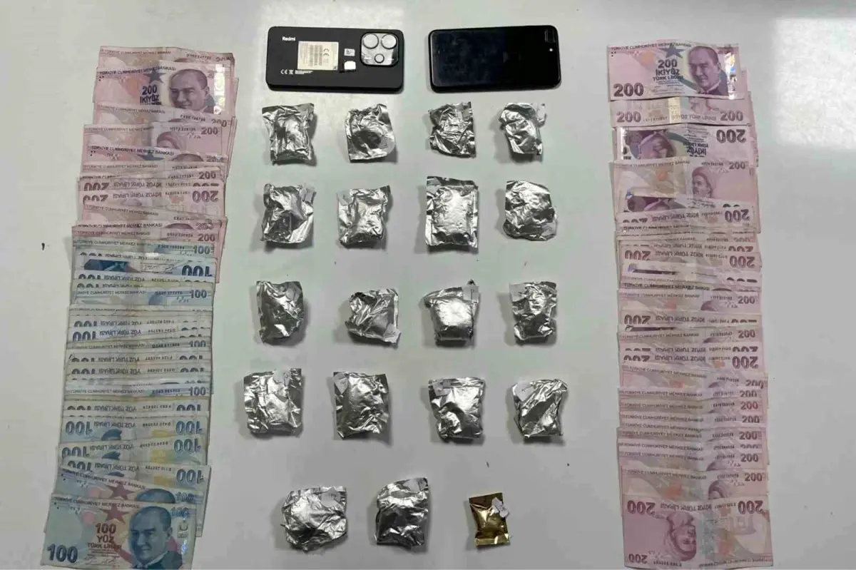 sislide polis uygulamasinda uyusturucu ve para ele gecirildi XXlkscRp.jpg