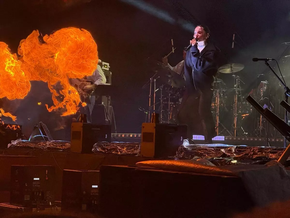 zeynep bastik cumhuriyet bayraminda bursalilari costurdu mux1nWwW.jpg