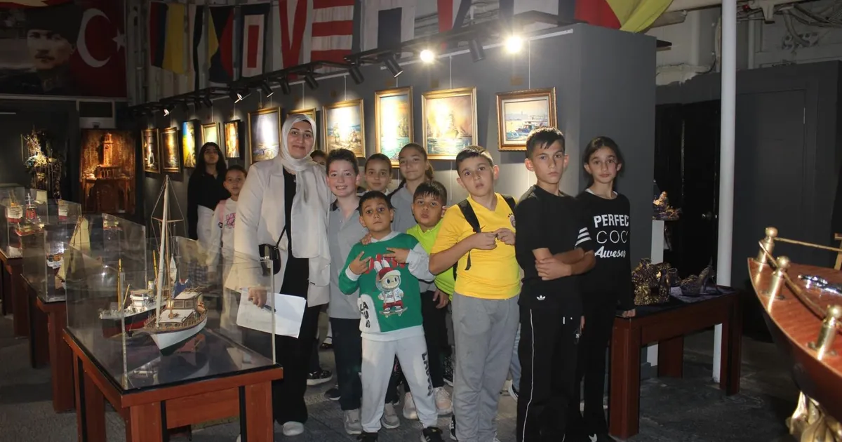 izmirli ogrenciler dil becerilerini gezerek pekistiriyor e12KcWG8.webp