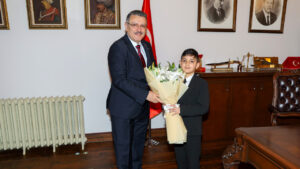 baskan-genc-koltugunu-minik-hamzaya-devretti-5VfdtUz3