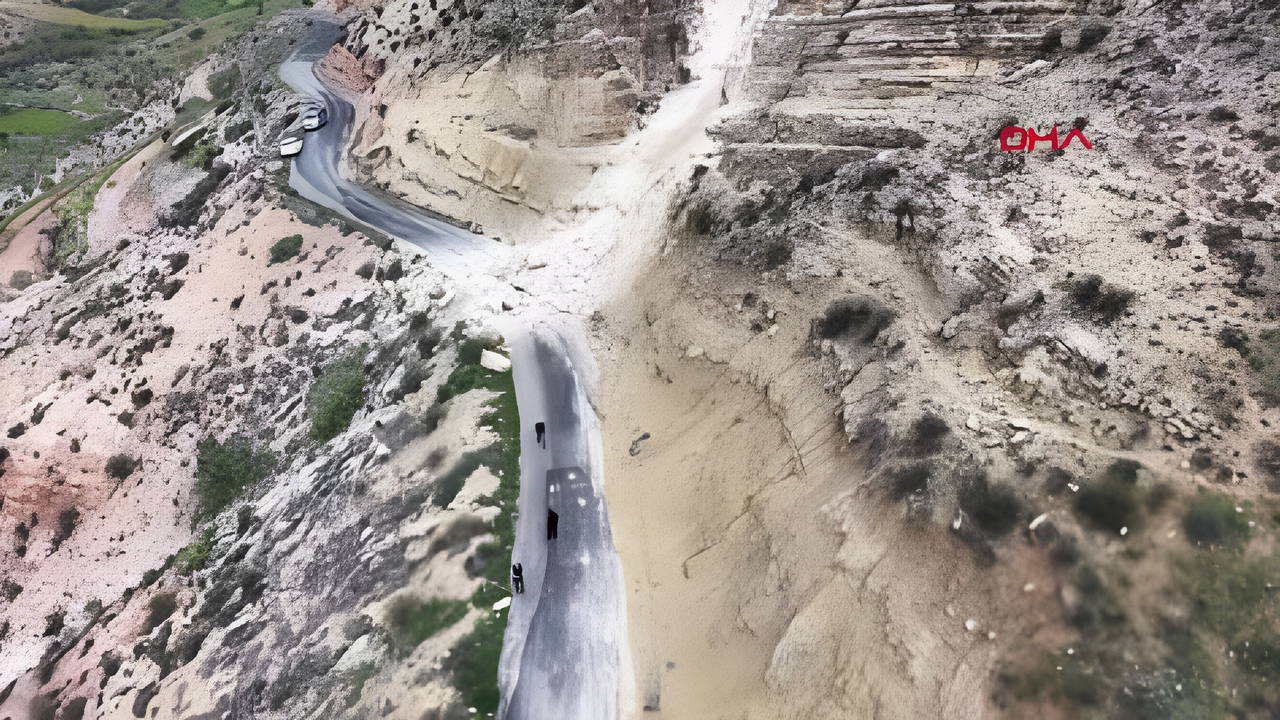 Batman’da Heyelan: Dev Kayalar Köy Yolunu Tıkanladı