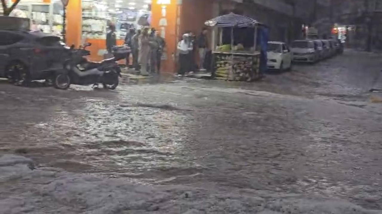 Elazığ’da Dolu Yağışı Şehirde Hayatı Olumsuz Etkiledi