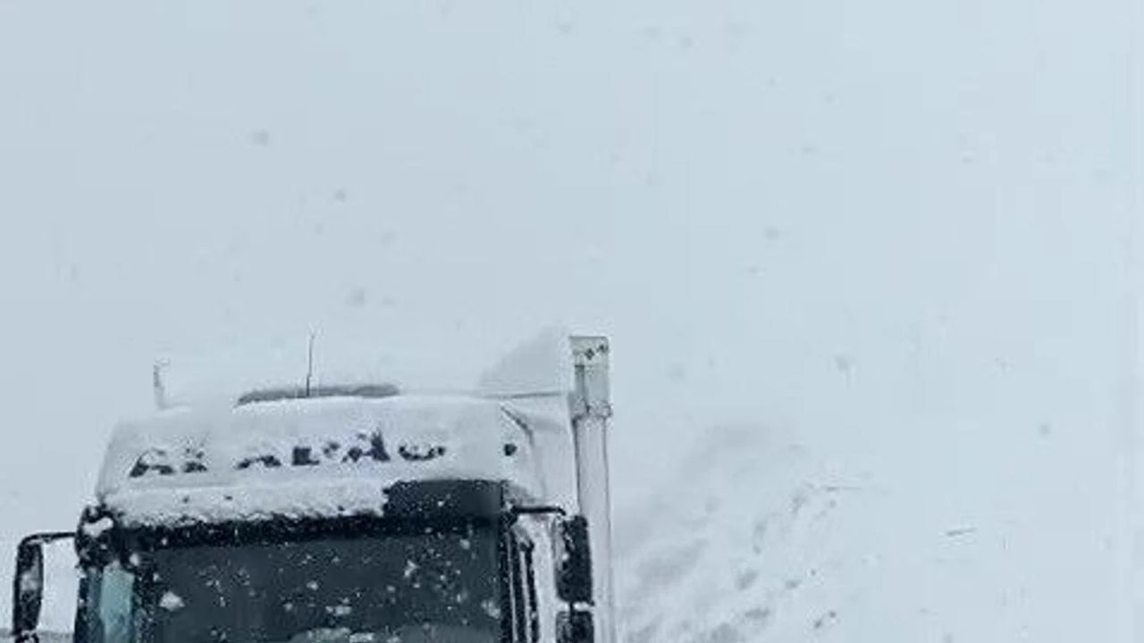 Erzurum’da Nisan Ayında Yağan Kar Ulaşımı Olumsuz Etkiledi