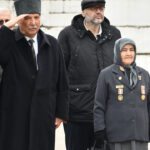 Sonsuz Aşkın İzleri: 10 Yıldır Törenlerde Eşinin Anısını Yaşatıyor