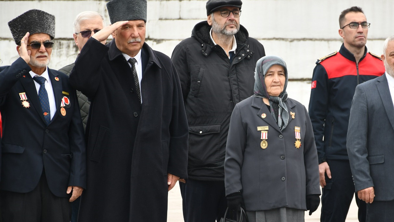 Sonsuz Aşkın İzleri: 10 Yıldır Törenlerde Eşinin Anısını Yaşatıyor